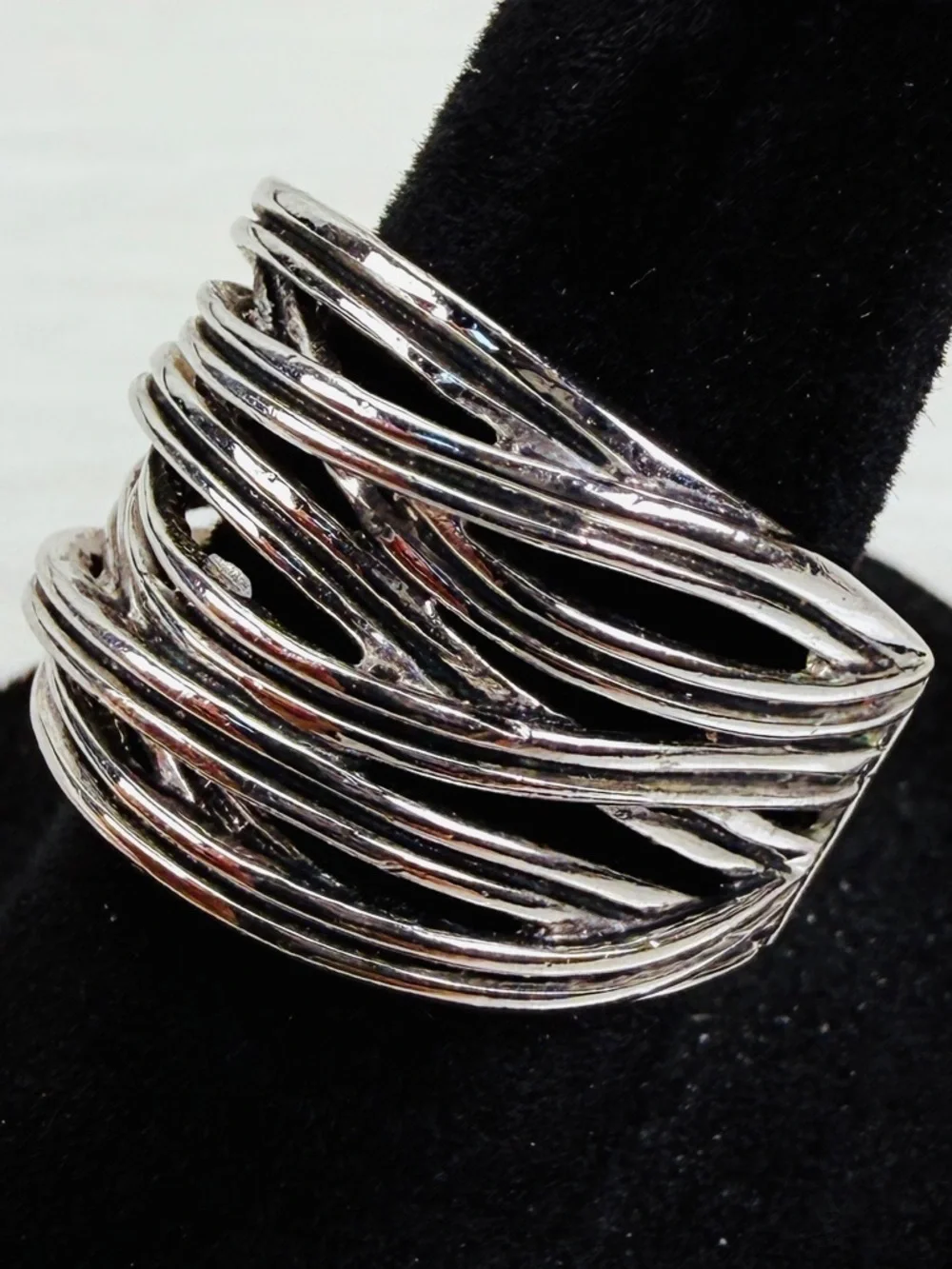 Beautiful Silvertone wideband costume ring size 7 1/4